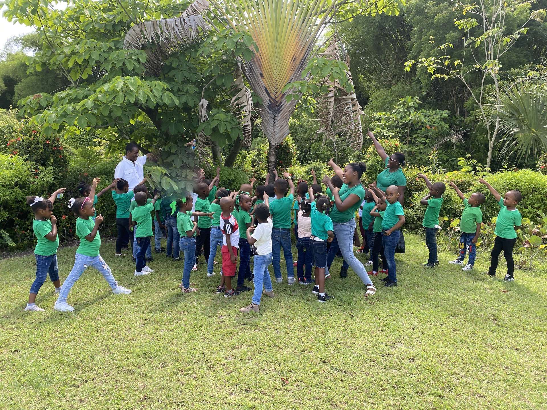 Enfants en découverte au jardin
