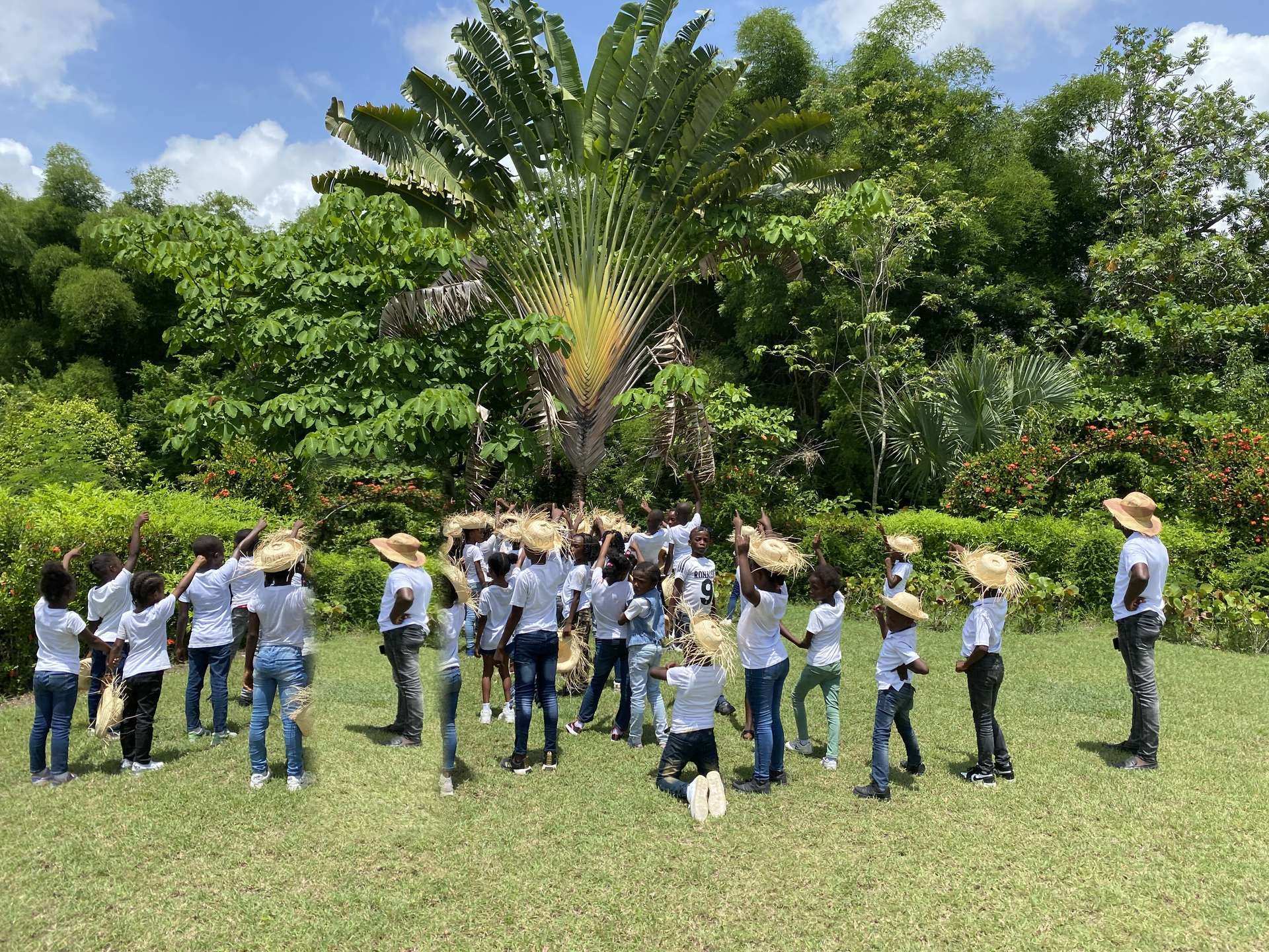 Étudiants devant un ravenale